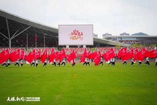 母女俩形同队友的关系引发了网友的热议：“妈妈才是对伊诺拉影响最大的人”，“最强帮手终于来了”